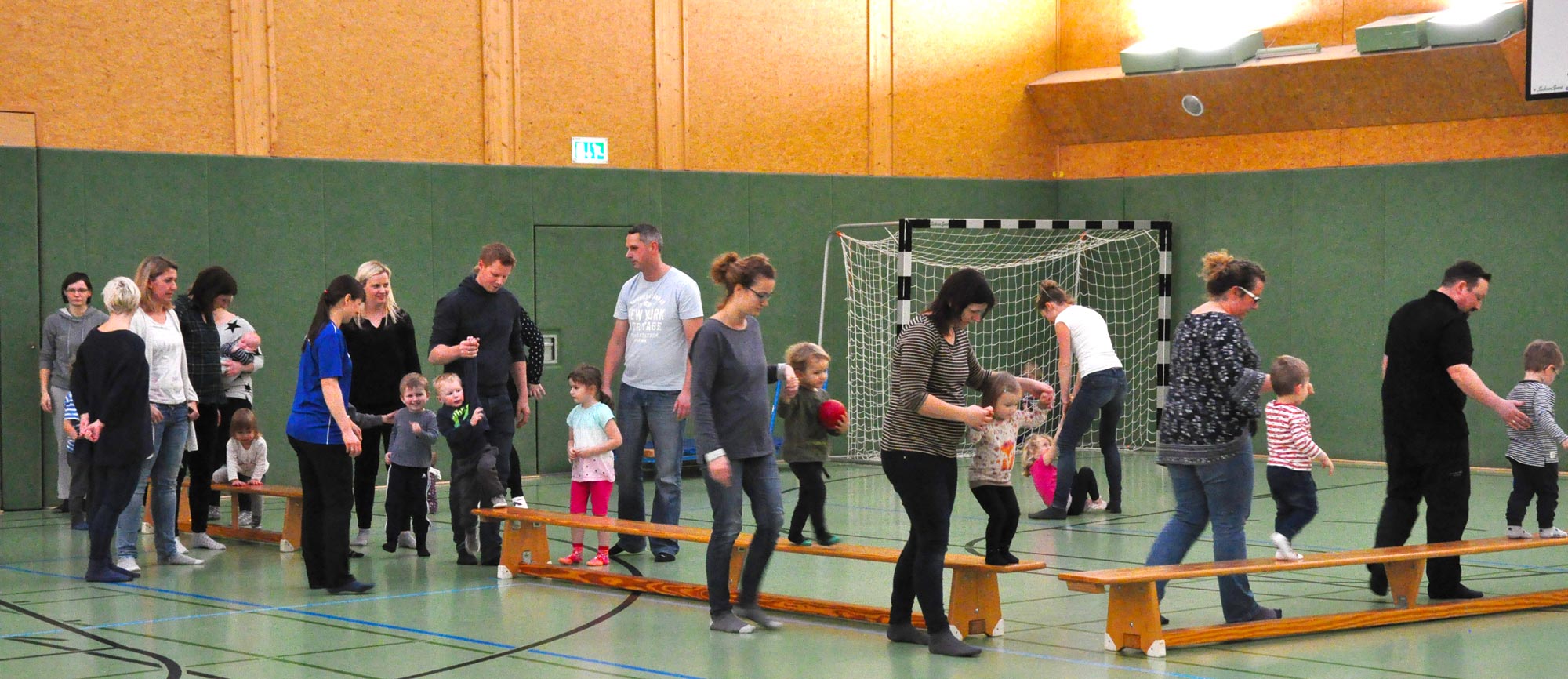 Das Eltern-Kind-Turnen startet...